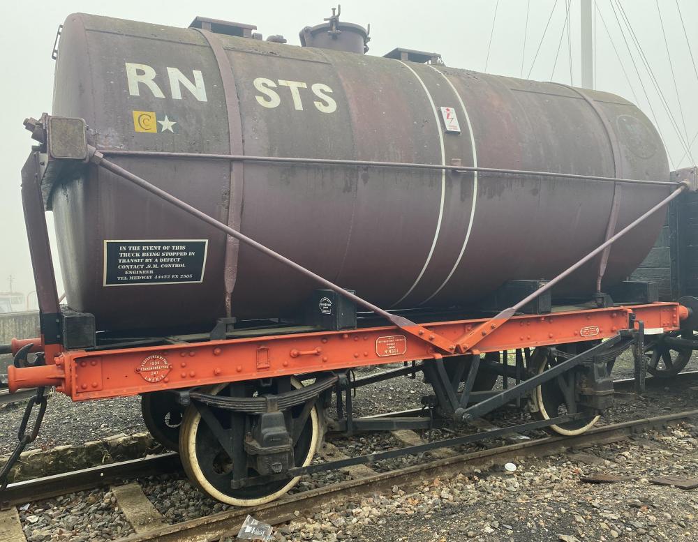 Metropolitan Cammell Admiralty light-oil tank wagon NS01